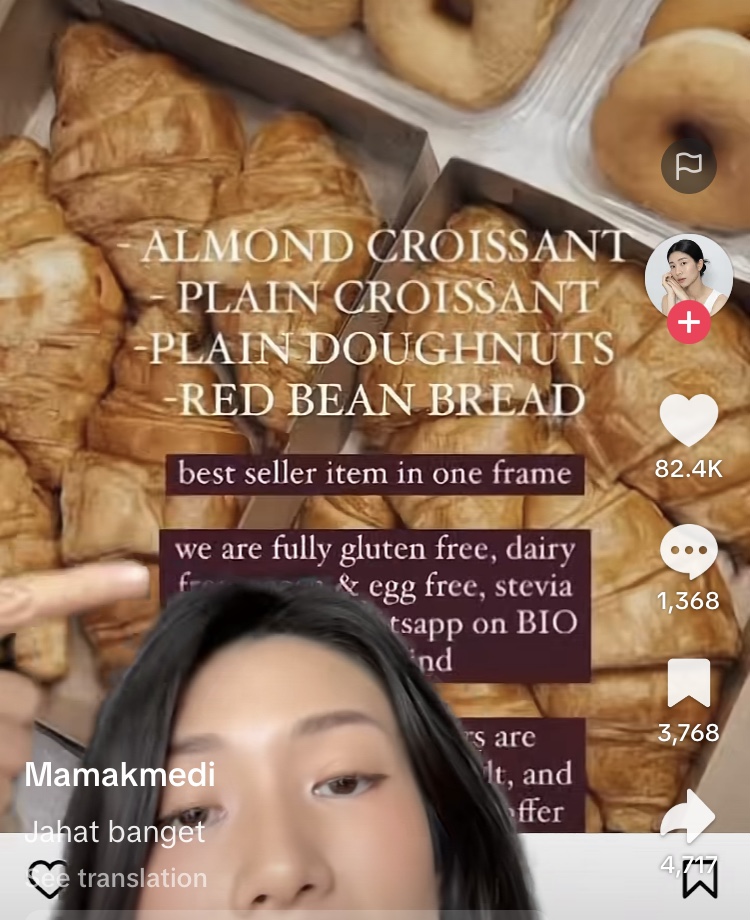 Mamakmedi saat menjelaskan klaim palsu dari toko roti terkenal (TikTok @mamakmedi)